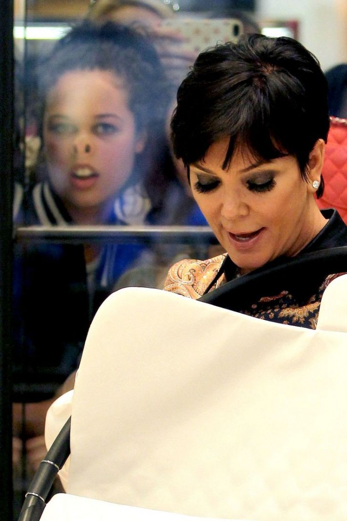 kris jenner - celebrity photobomb